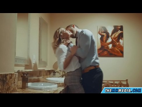 ❤️ Том биетэй шаргал үст таныг нийтийн бие засах газар уруу татах үед ❤️ Шууд гэдсээр порно манайд